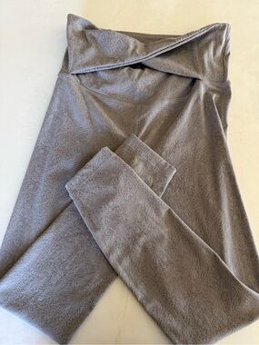 Zyia Active Twist Waist Design Gray Paisley-Textured Leggings